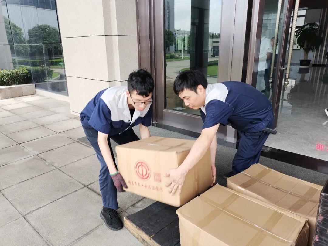 “夏日送清涼”，通力向生產(chǎn)一線(xiàn)員工分發(fā)市總工會(huì)夏日慰問(wèn)品